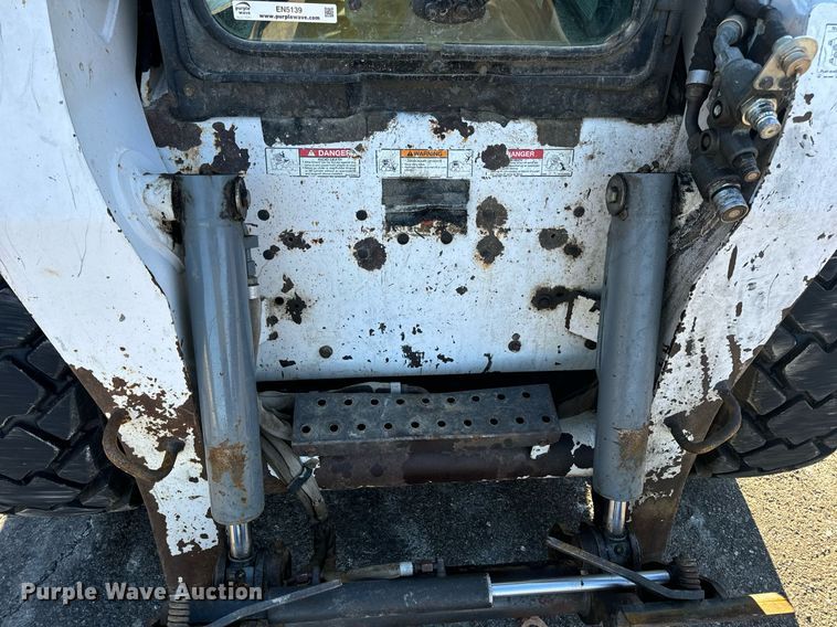 image for item EN5139 2005 Bobcat S300 skid steer loader
