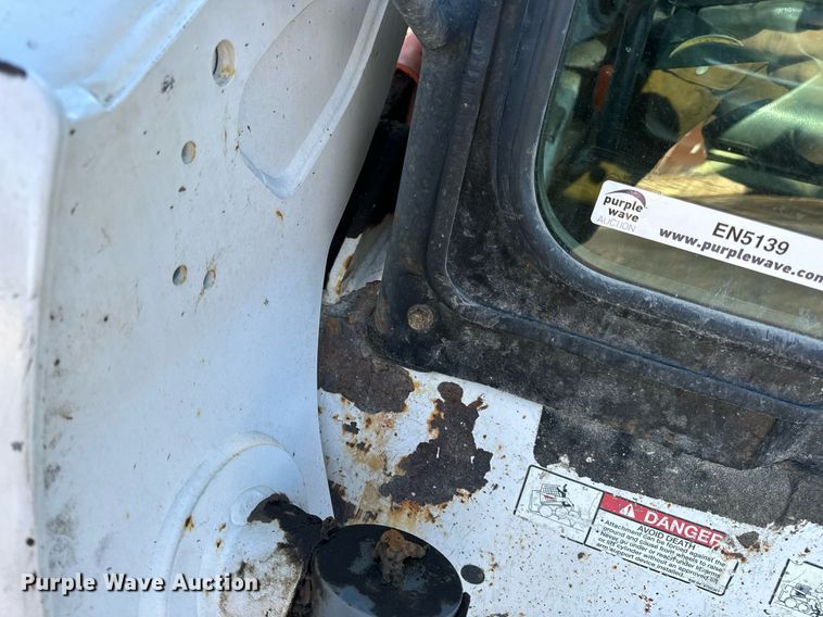 image for item EN5139 2005 Bobcat S300 skid steer loader