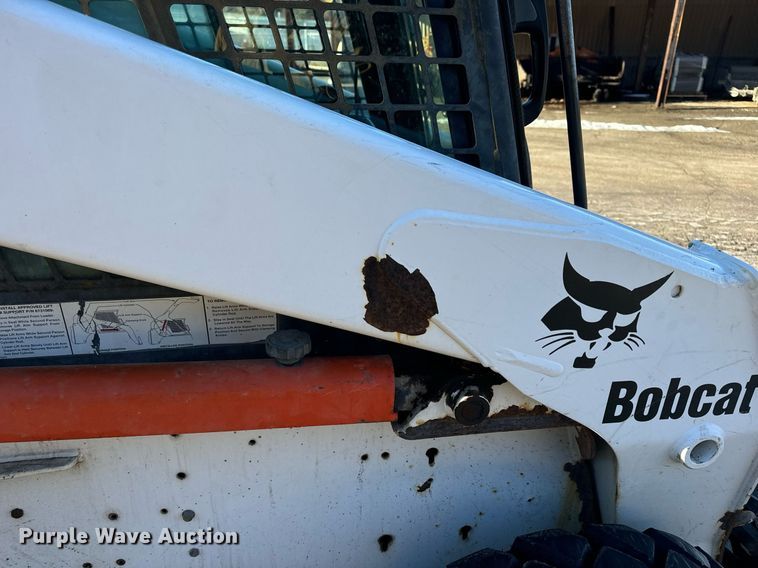 image for item EN5139 2005 Bobcat S300 skid steer loader