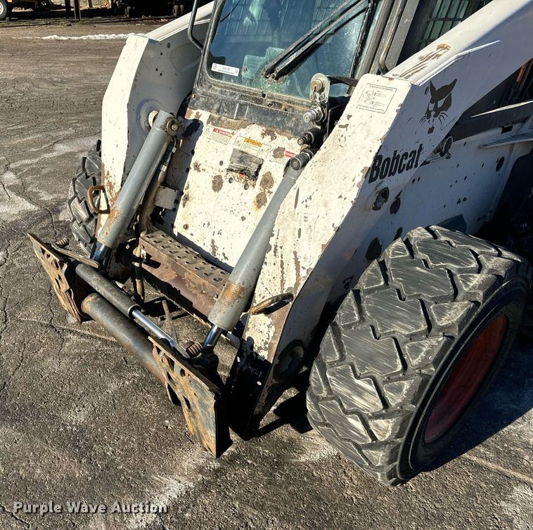 image for item EN5139 2005 Bobcat S300 skid steer loader