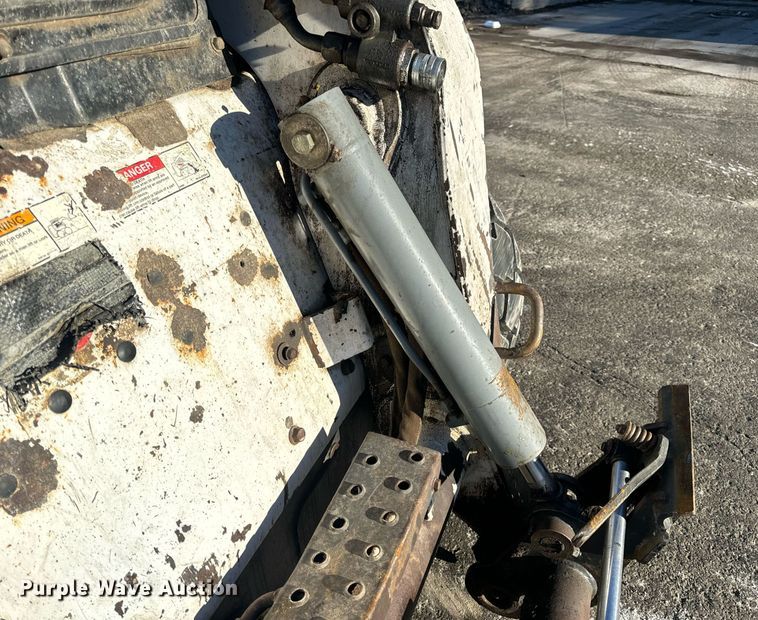 image for item EN5139 2005 Bobcat S300 skid steer loader