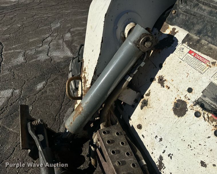 image for item EN5139 2005 Bobcat S300 skid steer loader