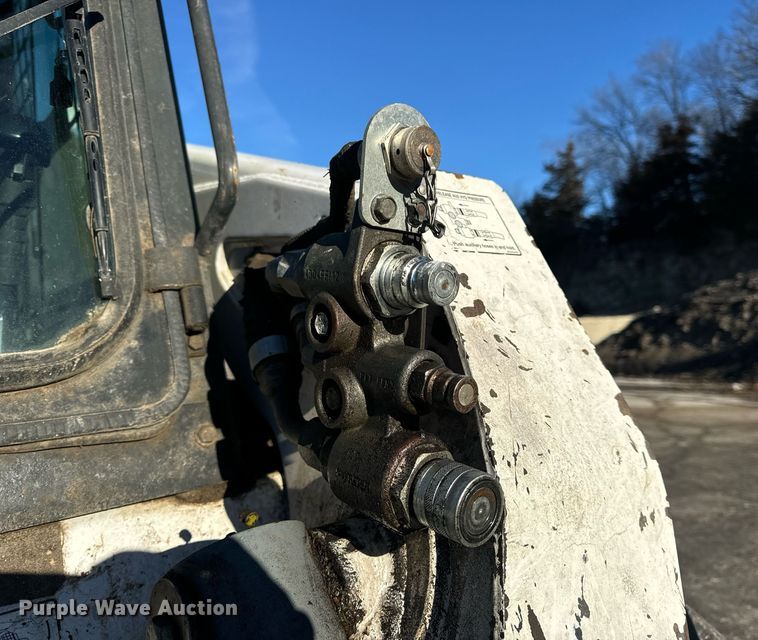 image for item EN5139 2005 Bobcat S300 skid steer loader