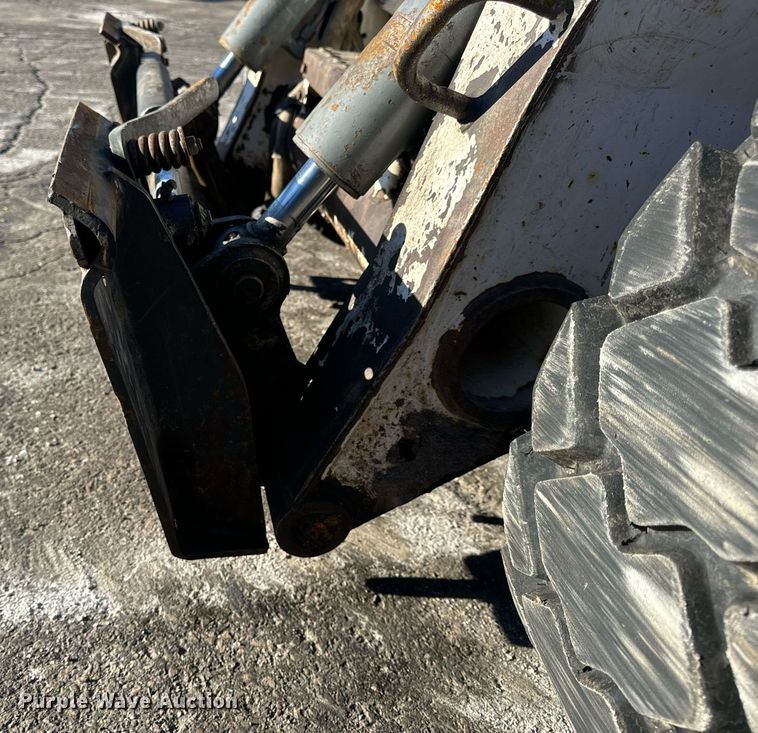 image for item EN5139 2005 Bobcat S300 skid steer loader