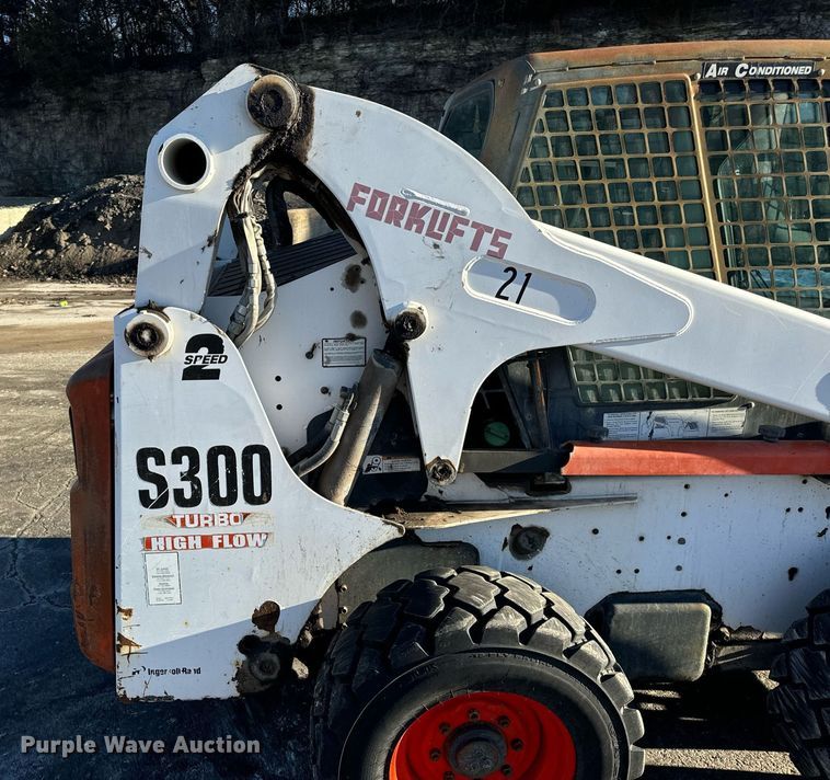 image for item EN5139 2005 Bobcat S300 skid steer loader