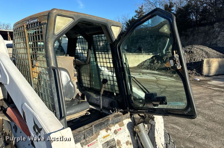image for item EN5139 2005 Bobcat S300 skid steer loader