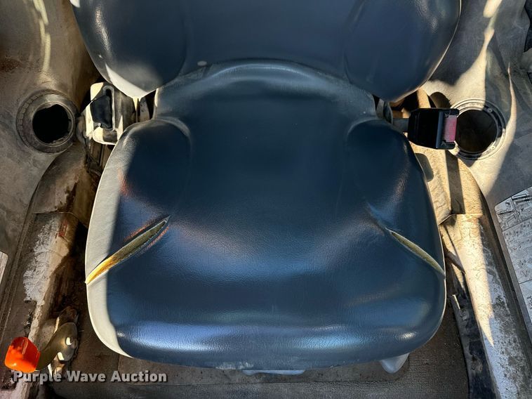 image for item EN5139 2005 Bobcat S300 skid steer loader