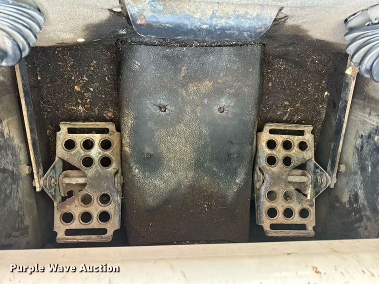 image for item EN5139 2005 Bobcat S300 skid steer loader