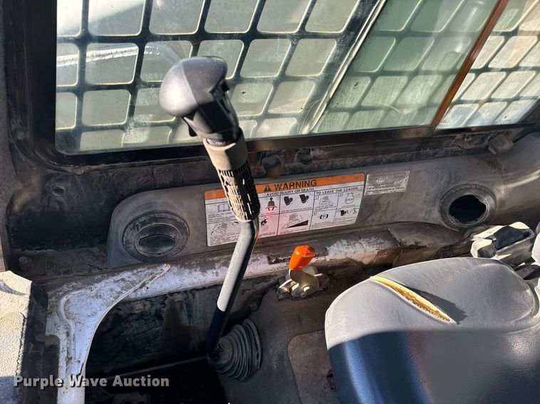 image for item EN5139 2005 Bobcat S300 skid steer loader