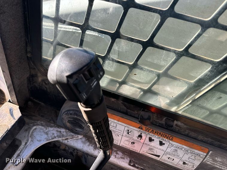 image for item EN5139 2005 Bobcat S300 skid steer loader