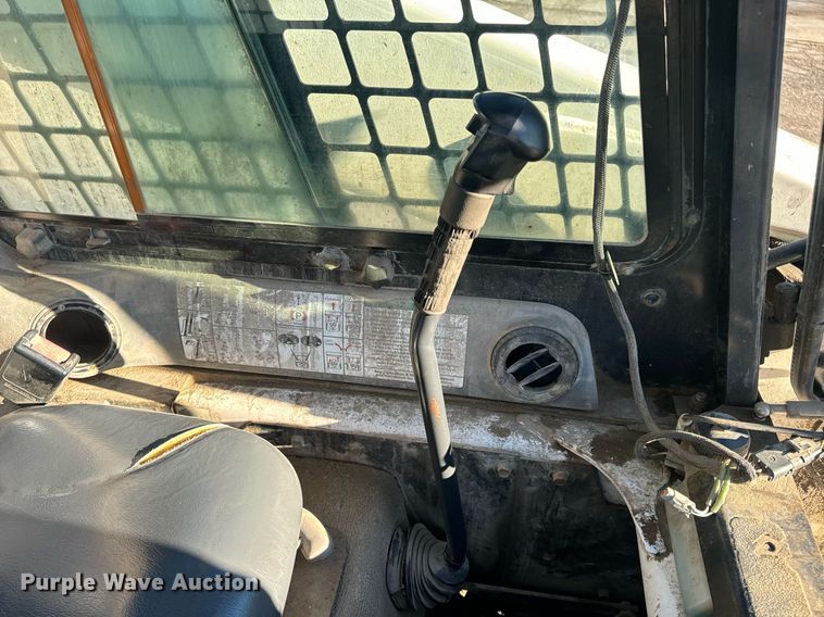 image for item EN5139 2005 Bobcat S300 skid steer loader