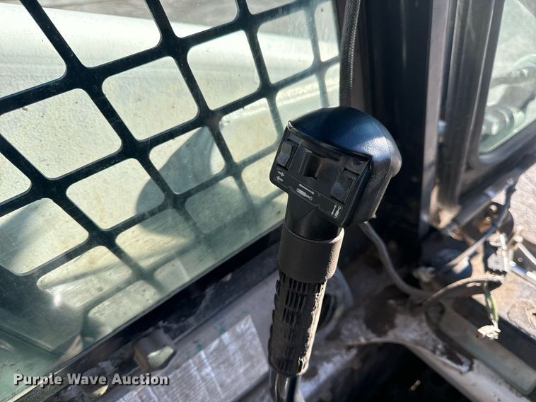 image for item EN5139 2005 Bobcat S300 skid steer loader