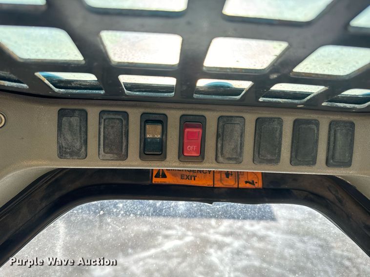 image for item EN5139 2005 Bobcat S300 skid steer loader