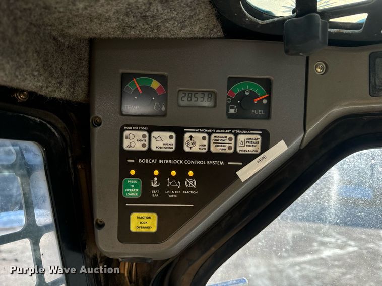 image for item EN5139 2005 Bobcat S300 skid steer loader