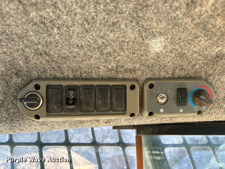 image for item EN5139 2005 Bobcat S300 skid steer loader