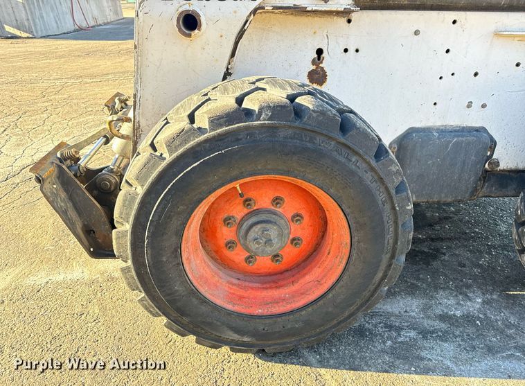 image for item EN5139 2005 Bobcat S300 skid steer loader