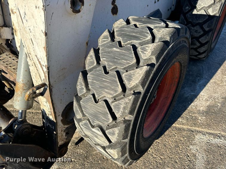 image for item EN5139 2005 Bobcat S300 skid steer loader