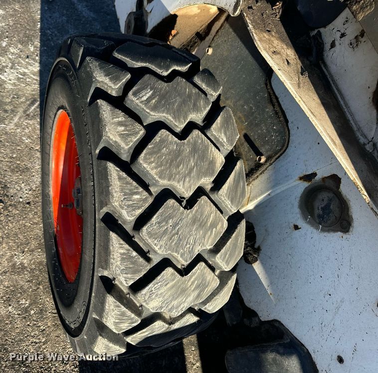 image for item EN5139 2005 Bobcat S300 skid steer loader