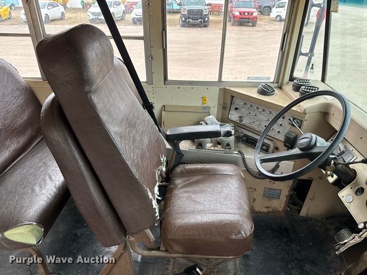 image for item EQ1001 1993 Ford B700 school bus