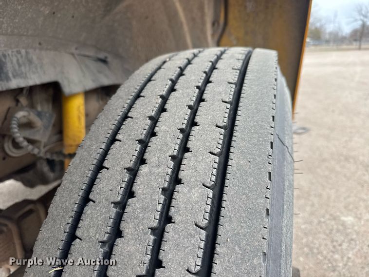 image for item EQ1001 1993 Ford B700 school bus