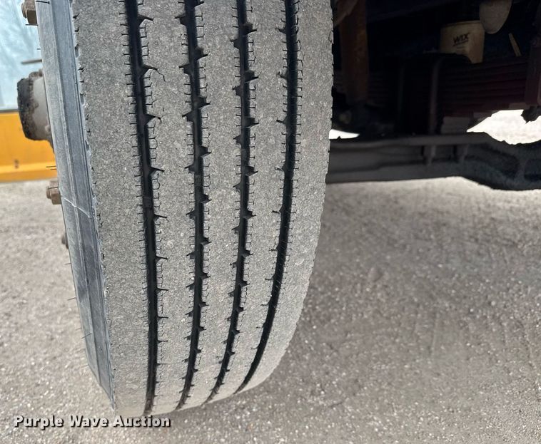 image for item EQ1001 1993 Ford B700 school bus