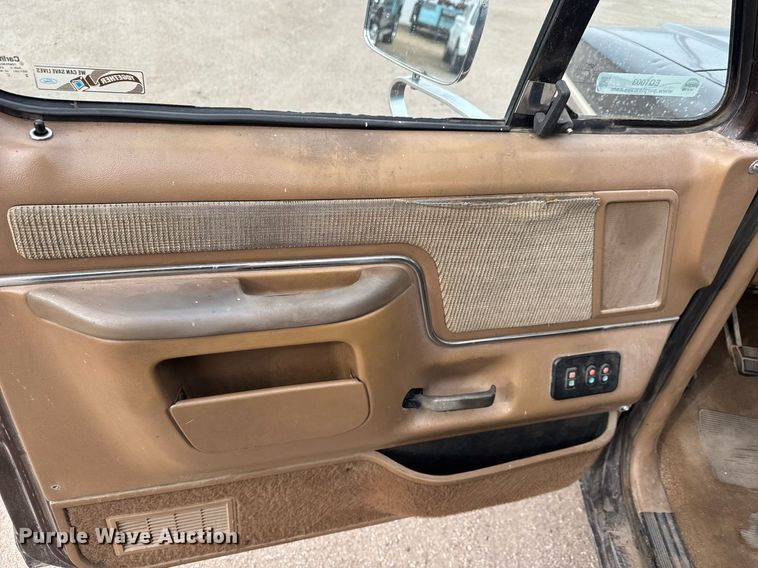 image for item EQ1003 1990 Ford F150 pickup truck