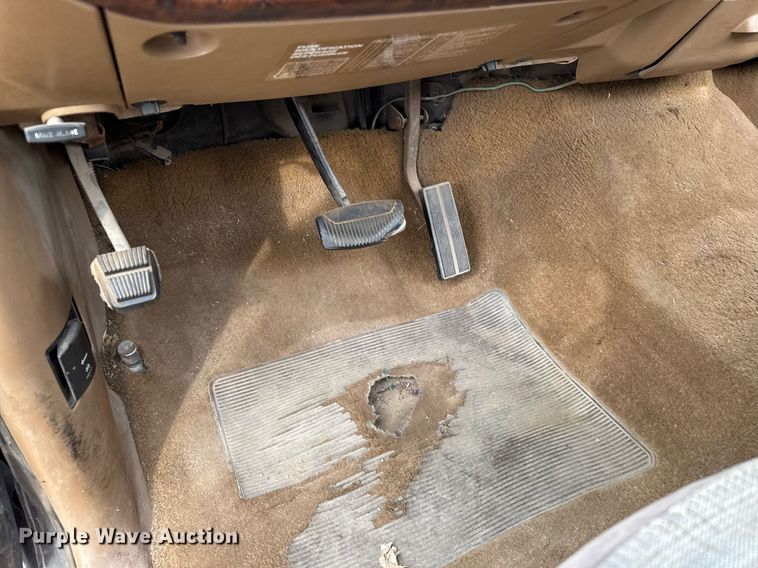 image for item EQ1003 1990 Ford F150 pickup truck