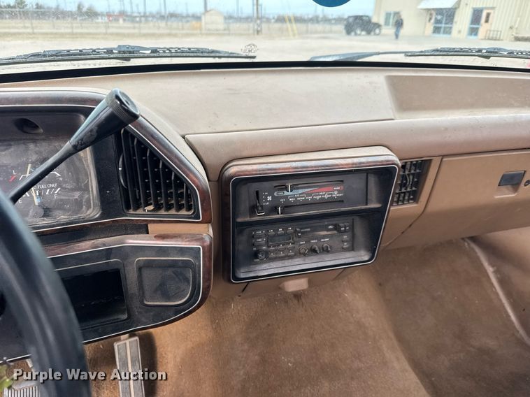 image for item EQ1003 1990 Ford F150 pickup truck