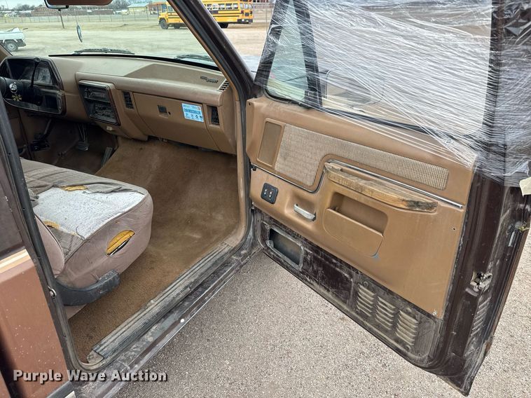 image for item EQ1003 1990 Ford F150 pickup truck