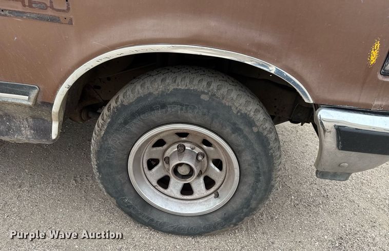 image for item EQ1003 1990 Ford F150 pickup truck