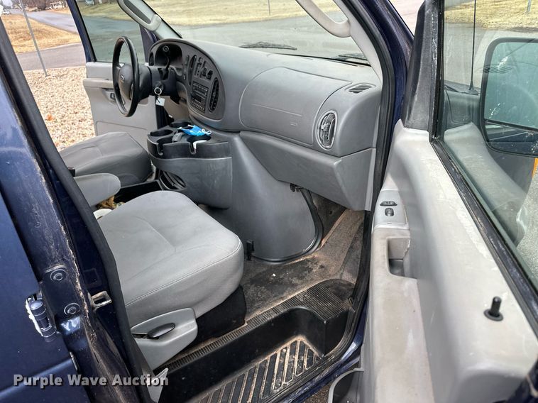 image for item ER8682 2006 Ford E150 van