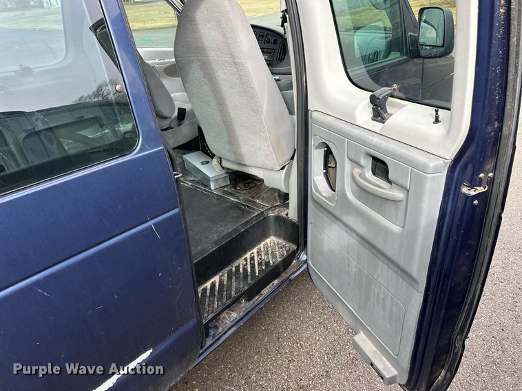 image for item ER8682 2006 Ford E150 van