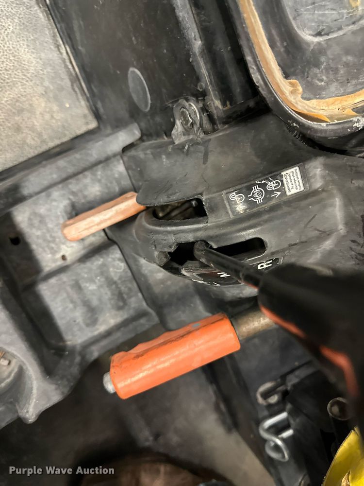 image for item ER8725 2011 John Deere Gator HPX utility vehicle