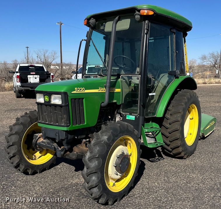 image for item ER8769 2002 John Deere 5220 MFWD tractor