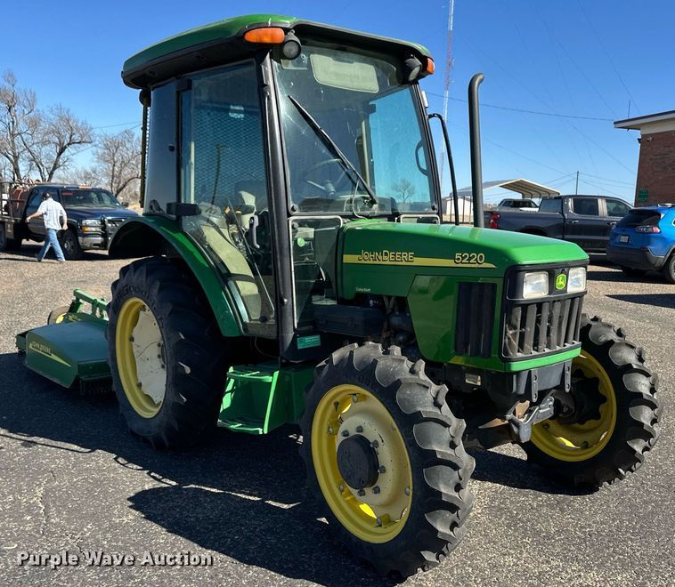 image for item ER8769 2002 John Deere 5220 MFWD tractor