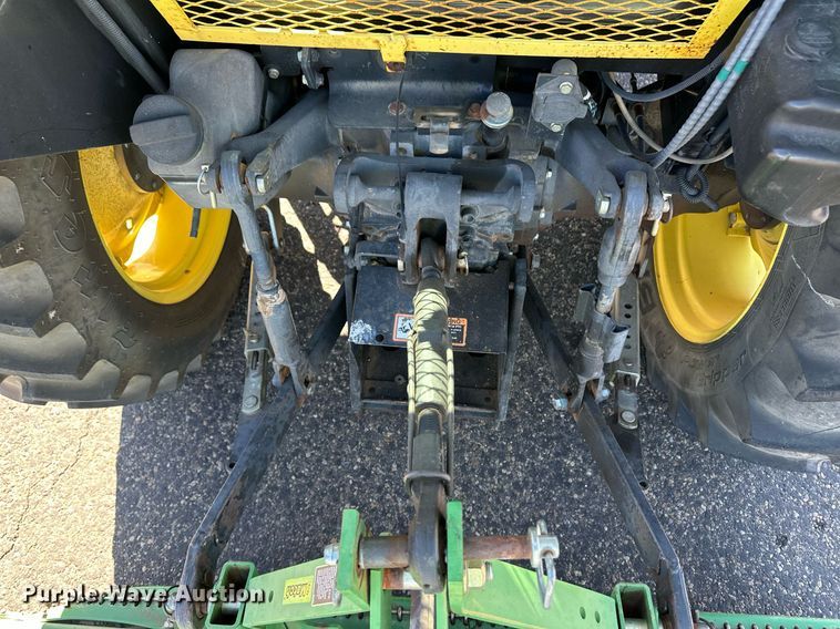 image for item ER8769 2002 John Deere 5220 MFWD tractor