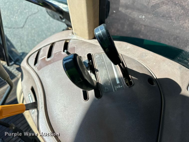 image for item ER8769 2002 John Deere 5220 MFWD tractor