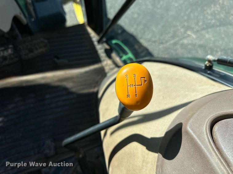 image for item ER8769 2002 John Deere 5220 MFWD tractor