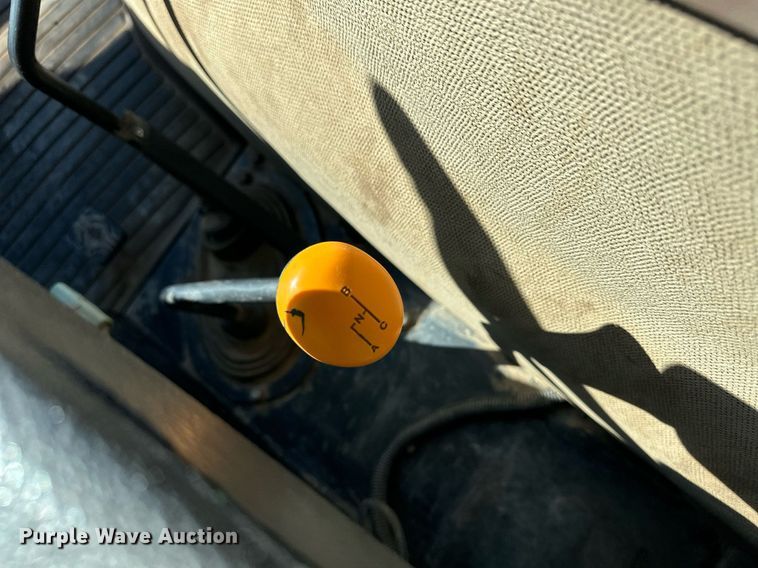 image for item ER8769 2002 John Deere 5220 MFWD tractor