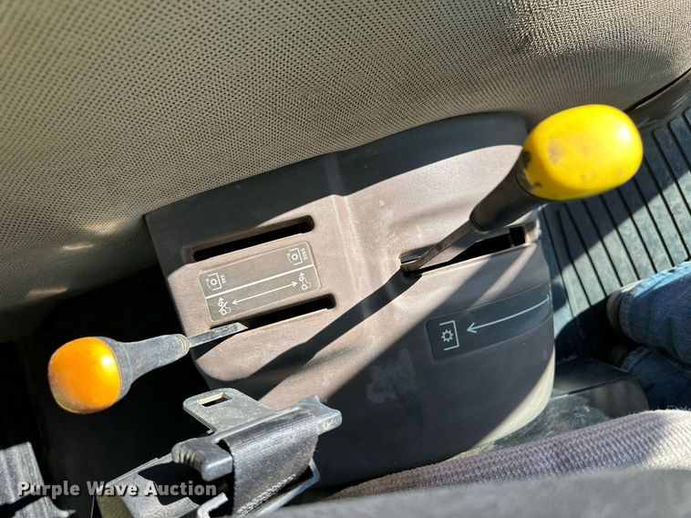 image for item ER8769 2002 John Deere 5220 MFWD tractor