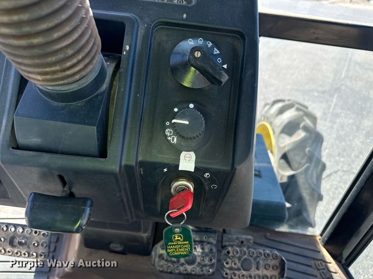 image for item ER8769 2002 John Deere 5220 MFWD tractor