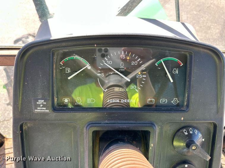 image for item ER8769 2002 John Deere 5220 MFWD tractor