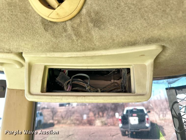 image for item ER8769 2002 John Deere 5220 MFWD tractor