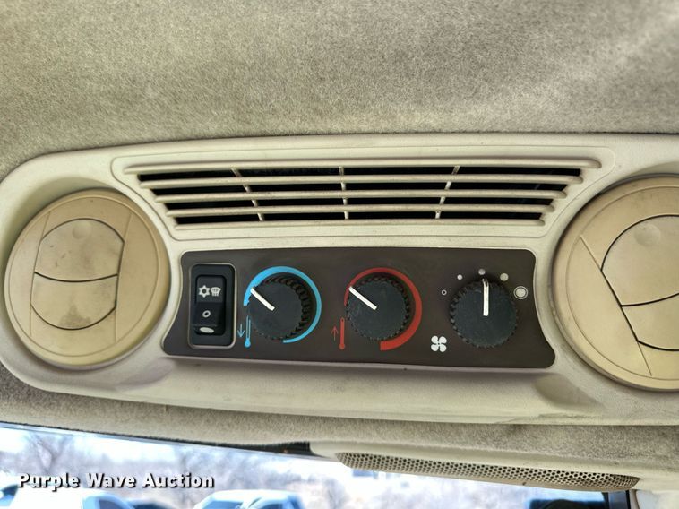 image for item ER8769 2002 John Deere 5220 MFWD tractor