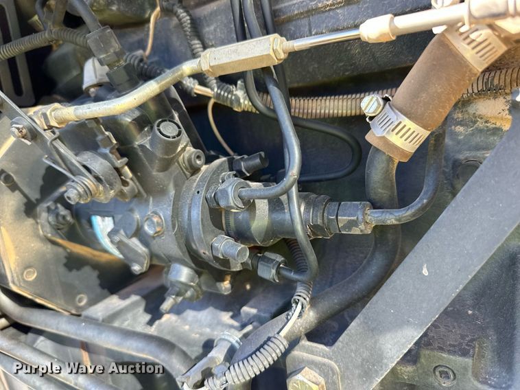 image for item ER8769 2002 John Deere 5220 MFWD tractor