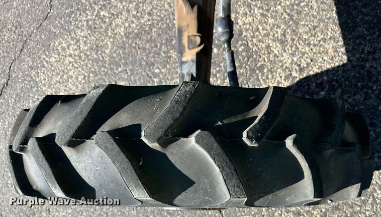 image for item ER8769 2002 John Deere 5220 MFWD tractor