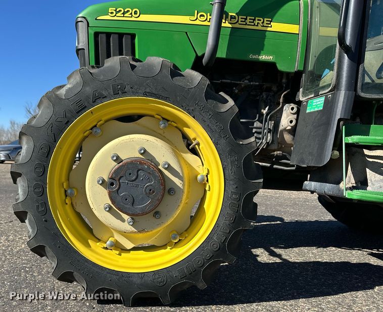 image for item ER8769 2002 John Deere 5220 MFWD tractor