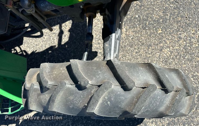 image for item ER8769 2002 John Deere 5220 MFWD tractor