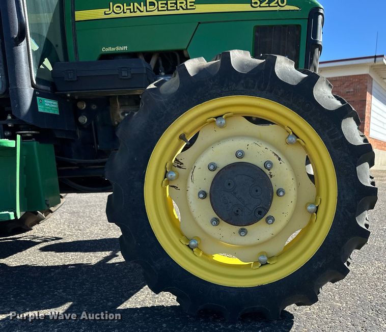 image for item ER8769 2002 John Deere 5220 MFWD tractor