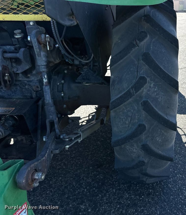 image for item ER8769 2002 John Deere 5220 MFWD tractor